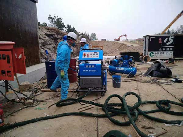 聚脲噴涂機(jī)H5600(T)型(圖2) 聚脲噴涂機(jī)H5600(T)噴涂測試